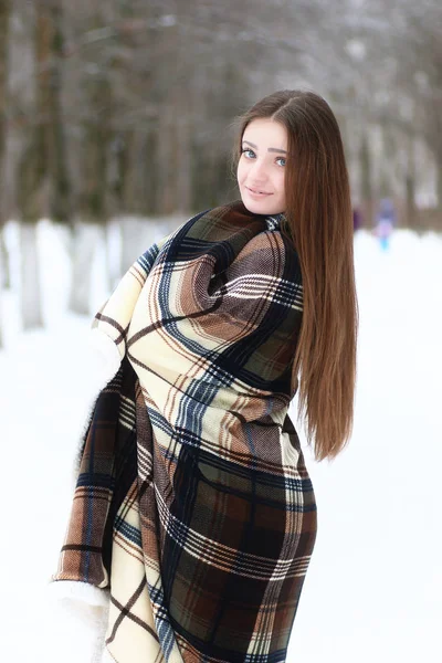 Joven hermosa chica en invierno día nevado — Foto de Stock