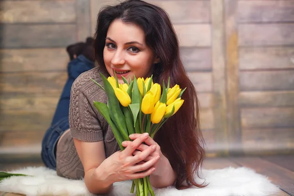 Bir buket Sarı laleler kızla. Bir hediye çiçek kız