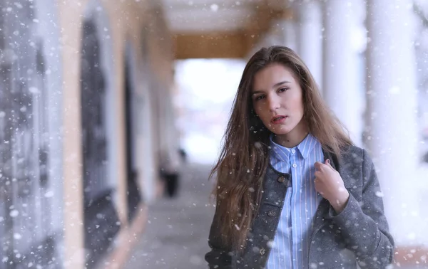 Молодая девушка на улице зимой. Модель девушки, позирующей на улице на w — стоковое фото