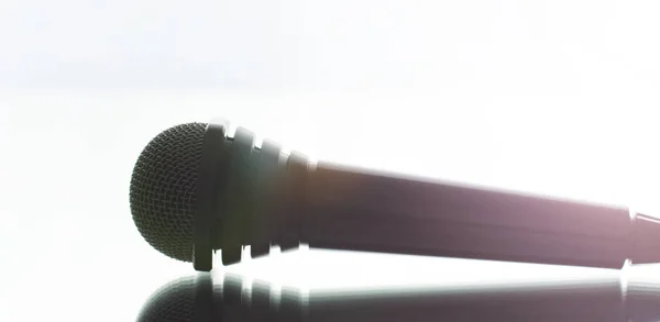 Microfone Está Mesa Jornalismo Conceito Simples — Fotografia de Stock