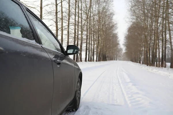 在田野上雪地冬天路上的汽车. — 图库照片