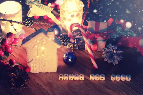 Neujahrstisch Tannenzapfen und Kerze — Stockfoto