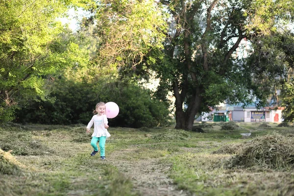 Küçük çocuk bir parkta yürüyüş — Stok fotoğraf