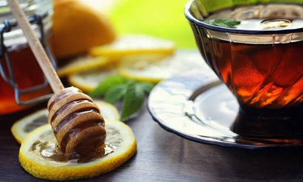 Teh dengan lemon dan mint di alam. Secangkir teh mint panas dengan le — Stok Foto