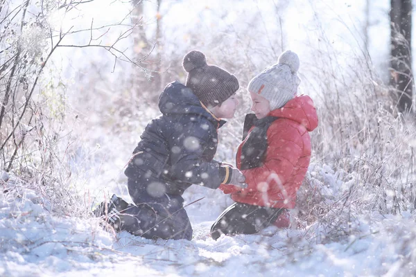孩子们在公园里走第一场雪 — 图库照片