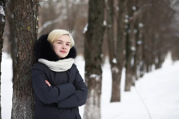 Молода красива дівчина на прогулянці в зимовому парку — стокове фото