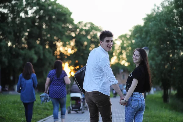 Casal jovem no primeiro encontro — Fotografia de Stock