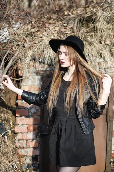 Ung Smuk Pige Hat Med Mørk Make Udenfor Pige Gotisk - Stock-foto