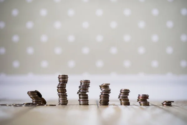 Monedas apiladas en pilas en el suelo —  Fotos de Stock