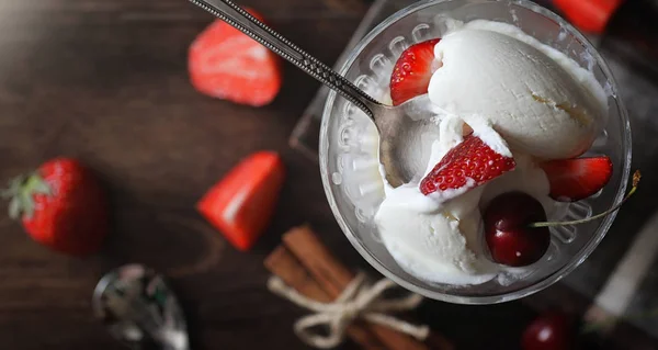 Свіжий йогурт з ягодами. Морозиво в мисці зі свіжим і молоком — стокове фото