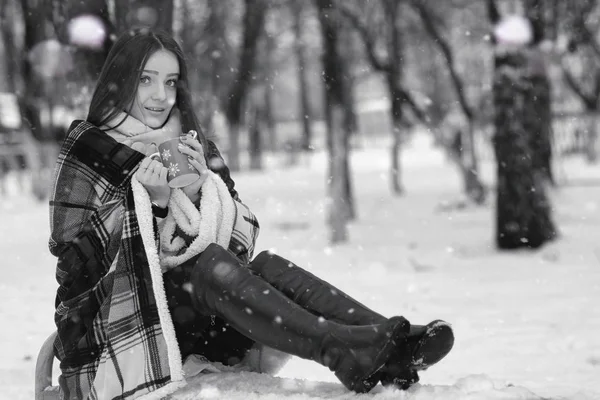 Uma menina em um dia nublado de inverno — Fotografia de Stock