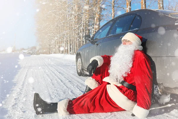 Santa Claus comes with gifts from the outdoor. Santa in a red su — Stock Photo, Image