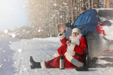 Noel Baba hediyeleri ile açık gelir. Noel Baba kırmızı bir SÜ