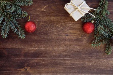 Yeni yıl geçmişi. Ahşap bir masada ladin dalları. Yeni yıl ağacı için süsler. Noel kutlaması