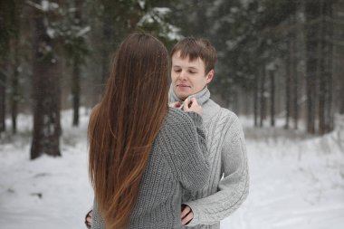 aşıklar bir tarihte kış öğleden sonra kar kar fırtınası çifti