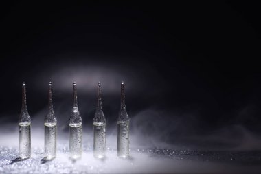 Tıbbi ilaç ampulleri. Enjeksiyon için ilaçlar.