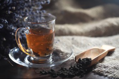 Bira ile servis masasında demlenmiş çay