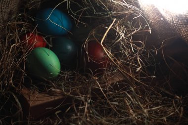 Çuval bezine boyanmış Paskalya yumurtası.