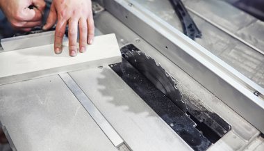 Araçları ve süreç içinde elektrikli testere ile atölye çalışması