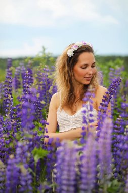 Kız mavi çiçek bir buket