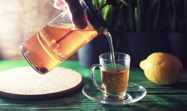 Mornin ahşap bir masada çay demleme