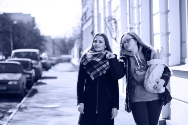 Bir genç kızın bir yolda siyah ve beyaz fotoğraf