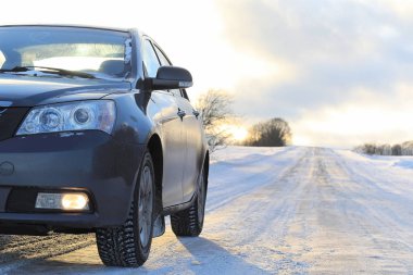 Kış manzara kar expanses kaplı. Kışın bir parkta 