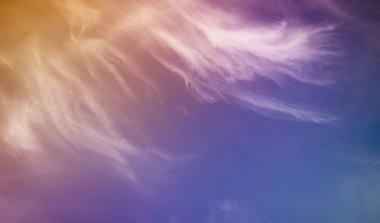 Mavi gökyüzünde beyaz bulutlar Gün batımının özeti