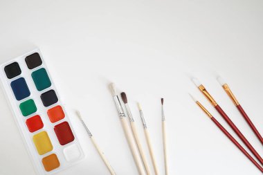 Beyaz bir kağıt üzerine resimler çizmek.