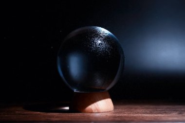 Kaderi tahmin etmek için kristal top. Gelecek için tahmin.