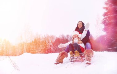 Bir kış masal, genç bir anne ve kızı bir kızak sürmek