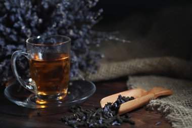 Bira ile servis masasında demlenmiş çay