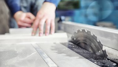 Araçları ve süreç içinde elektrikli testere ile atölye çalışması