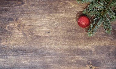 Yeni yıl geçmişi. Ahşap bir masada ladin dalları. Yeni yıl ağacı için süsler. Noel kutlaması