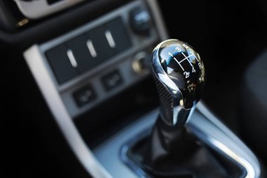 Dişli kolu. Manuel Şanzıman. Bir arabada vites vites üzerinde el