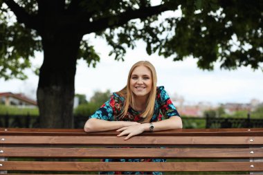 Bir şemsiye ile sokakta kız