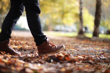 Autumn Park 'lı adam yol boyunca yürüyor.