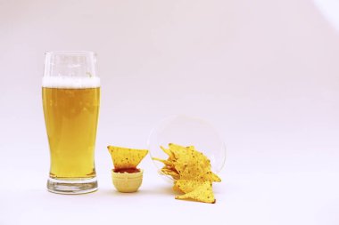 Kitaplar vintage ve light bira kupa yığını