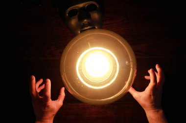 Falcı topu ve mas ile bir büyücü masası