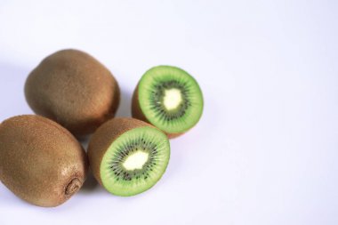 Bir kivi beyaz bir arka plan üzerine dilimlenmiş