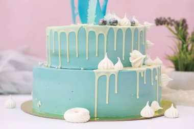 Tatil ve normal bir kahvaltı için şekerleme aromalı kekler.