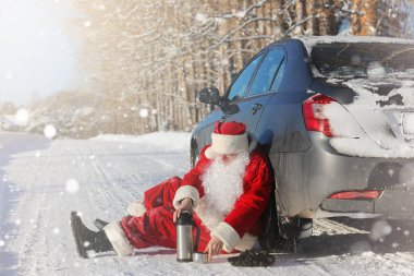 Noel Baba hediyeleri ile açık gelir. Noel Baba kırmızı bir SÜ