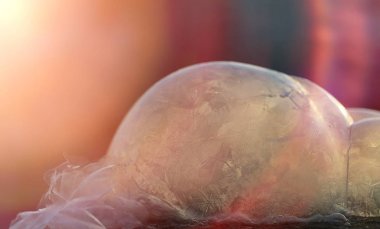 Sabun köpükleri soğukta donar. Kışın sabunlu su orada donar.