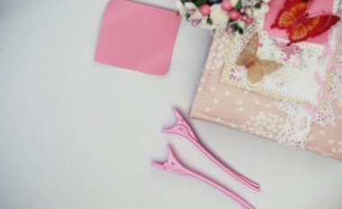 Kadın sırları, beyaz bir masa ve aksesuar için günlük.