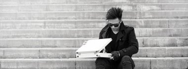 Metal bir bavulun içinde şehrin Asya adam. Asya ve gümüş ca