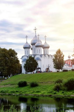 Katedral günbatımı ağaç üzerinde