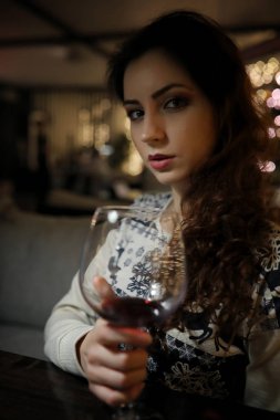 Akşam geri kalan bir kafede kız 