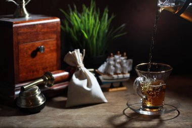 Mornin ahşap bir masada çay demleme