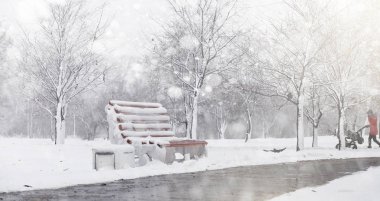 Karla kaplı Kış park ve banklar. Park ve beslenme için pier 