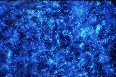 Evrenin uzak bir galakside bulutsu ve yıldız